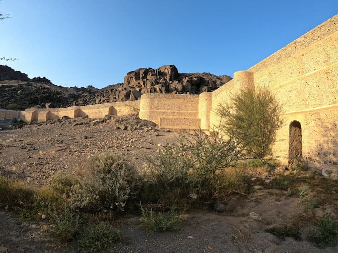 Un circuit historique et spirituel à La Mecque, incluant la visite d'Aïn Zubaydah et de la mosquée Al-Tan'im.