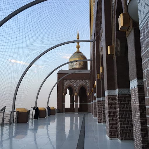 Un circuit historique et spirituel à La Mecque, incluant la visite d'Aïn Zubaydah et de la mosquée Al-Tan'im.