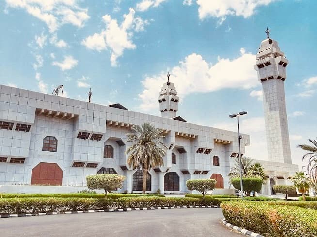 Un circuit historique et spirituel à La Mecque, incluant la visite d'Aïn Zubaydah et de la mosquée Al-Tan'im.