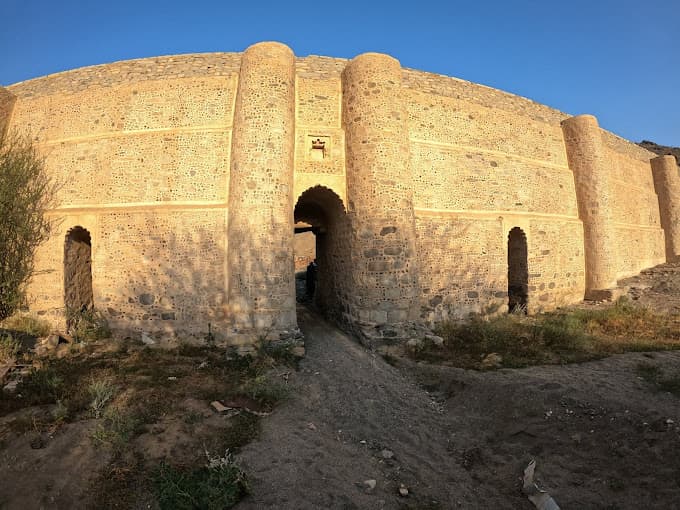 Un circuit historique et spirituel à La Mecque, incluant la visite d'Aïn Zubaydah et de la mosquée Al-Tan'im.