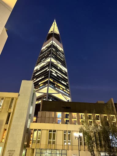 Le Centre de recherche et le musée d'études islamiques du roi Faisal et une vue à couper le souffle depuis le pont suspendu de la Kingdom Tower ! 🌟