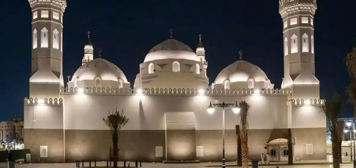 La visite de Quba, les deux Qiblas et les deux batailles
