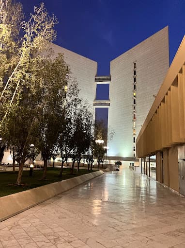Le Centre de recherche et le musée d'études islamiques du roi Faisal et une vue à couper le souffle depuis le pont suspendu de la Kingdom Tower ! 🌟